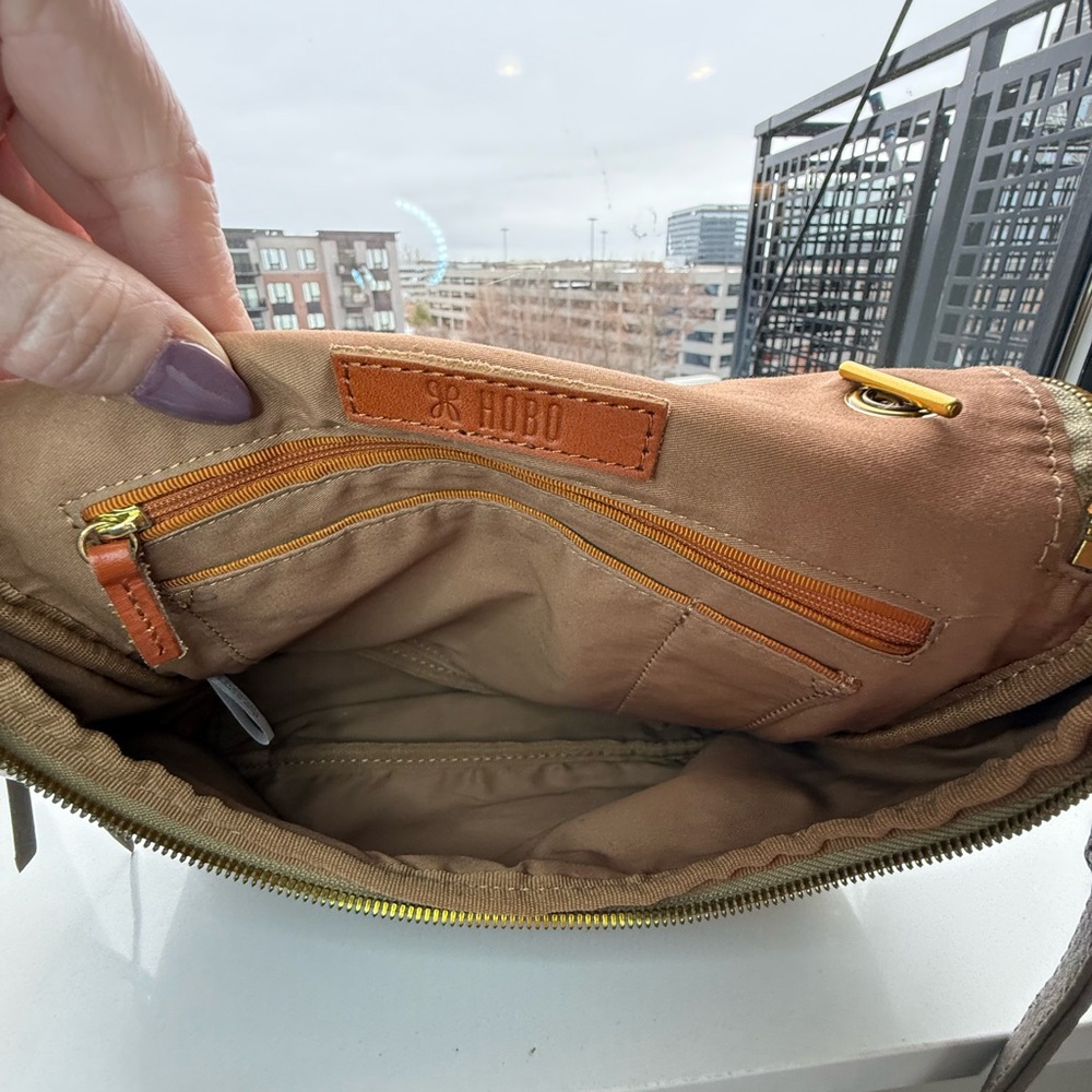 HOBO Fern Foldover Messenger bag in Pebbled Leather Taupe - Picture 10 of 13